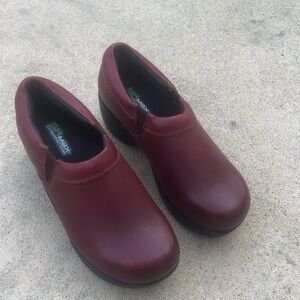 SR Max Slip Resistant Burgundy Red Clogs Women's Size 7